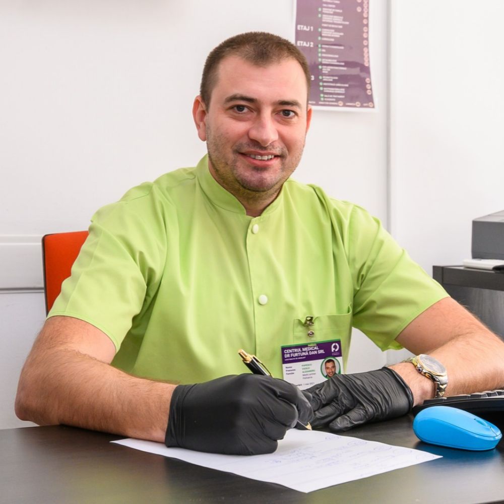 Dr. Alexandru Popescu, medic primar, în cabinet de psihiatrie Bucuresti