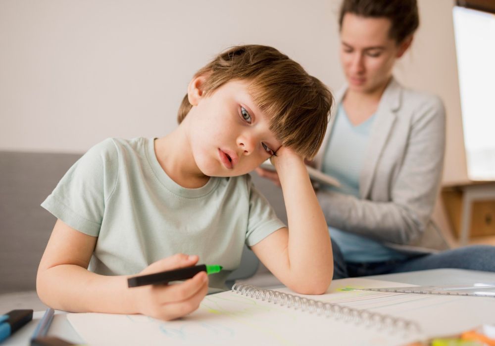 Copil care își face temele – dificultăți de atenție asociate ADHD